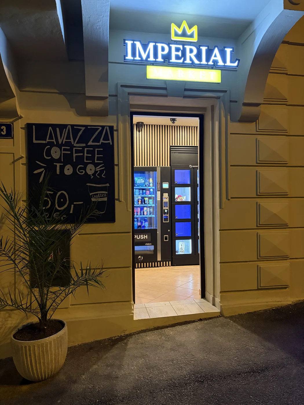 Noční vchod do IMPERIAL24 s tabulí LAVAZZA COFFEE TO GO za 50 Kč