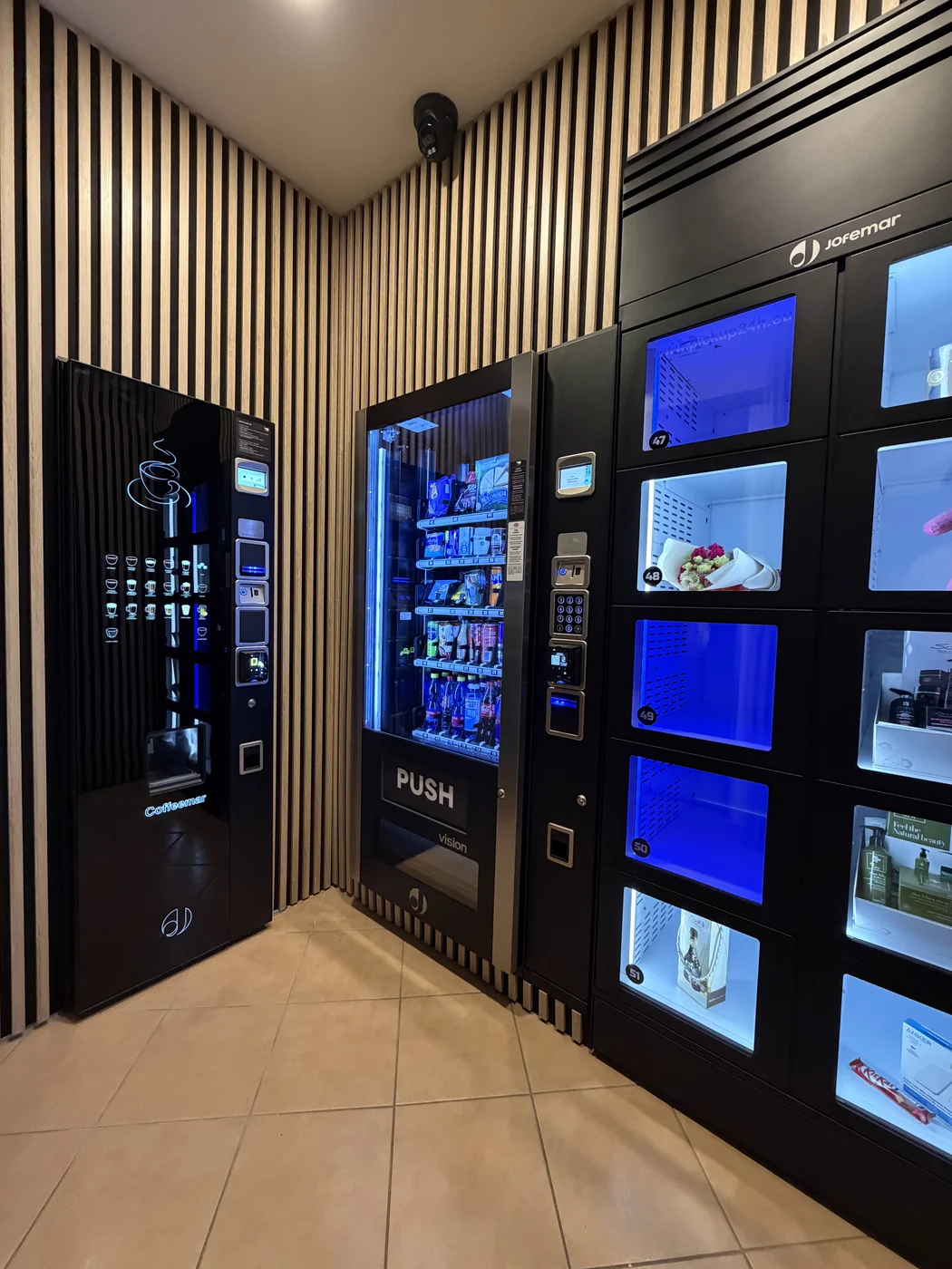 Kávovar Coffeemar vedle prodejního automatu a chlazených boxů